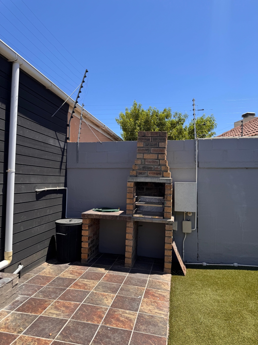 To Let 2 Bedroom Property for Rent in Strand South Western Cape